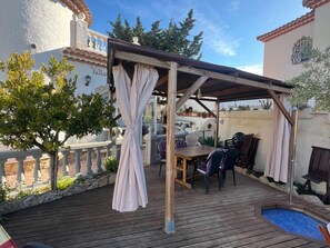 Outdoor dining - Charming Two-Story Villa with Private Pool and Garden in Miami Platja, Close to Catalan Coast (Miami Playa)