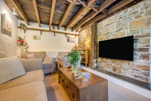 TV - 2 Bed in Marhamchurch (oc-c32382) (Marhamchurch)