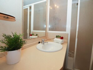 Towels - Seafront Apartment with Private Parking in Cambrils (Cambrils)