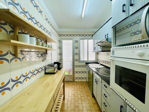 Geladeira, micro-ondas, fogão, lava-louças