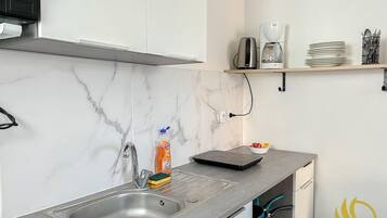 Kaffetrakter/tekoker, kjøkkenutstyr og spisebord