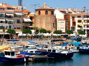 Marina - Ground Floor Apartment 2 Minutes from Beach & Port in Cambrils, A/C, Spacious Terrace (Cambrils)