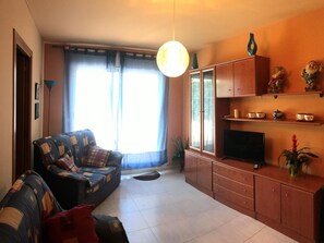 TV - Ground Floor Apartment 2 Minutes from Beach & Port in Cambrils, A/C, Spacious Terrace (Cambrils)