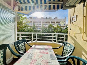Outdoor dining - Charming Studio Near Levante Beach with Pool and Terrace in Salou (Salou)
