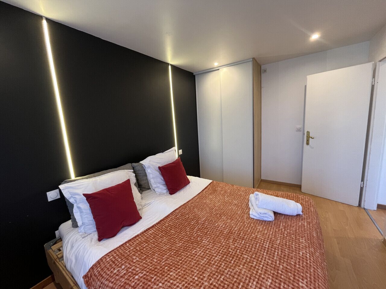 2 bedrooms, desk, travel cot, WiFi