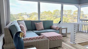 Televisión, chimenea y oficina