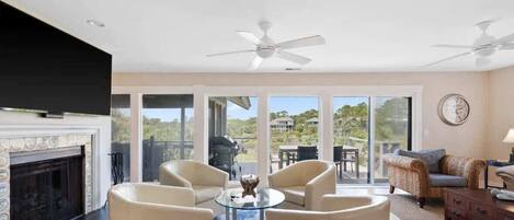 Fernseher, Kamin, Arbeitsbereiche