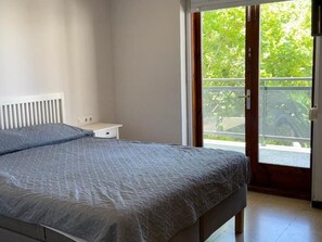 3 bedrooms, bed sheets - Stylish 3-bedroom apartment near Salou beach (Salou)