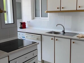 Fridge, microwave, oven, dishwasher - Stylish 3-bedroom apartment near Salou beach (Salou)