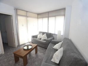 TV - Cozy Apartment in Prime Salou Location, Close to Beach and Shops (Salou)