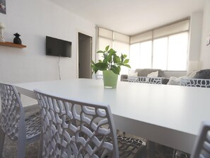 Dining - Cozy Apartment in Prime Salou Location, Close to Beach and Shops (Salou)