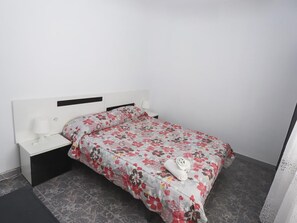 3 bedrooms, Internet, bed sheets - Cozy Apartment in Prime Salou Location, Close to Beach and Shops (Salou)