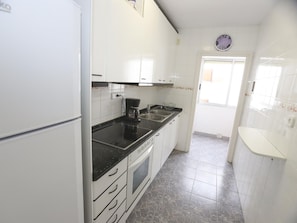 Coffee/tea maker, fridge, microwave - Cozy Apartment in Prime Salou Location, Close to Beach and Shops (Salou)