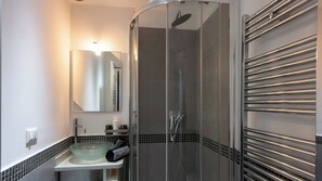 Apartamento | Banheiro | Chuveiro, chuveiro com efeito de chuva, produtos de toalete grátis 