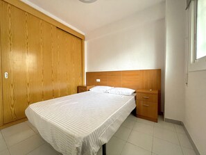 1 bedroom, bed sheets - Cozy apartment in central Salou near beach for 4 with terrace, AC, and entertainment options (Salou)