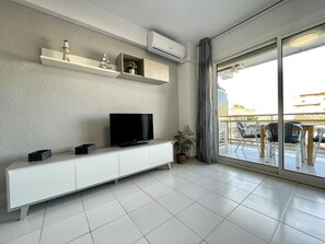 Interior - Cozy apartment in central Salou near beach for 4 with terrace, AC, and entertainment options (Salou)