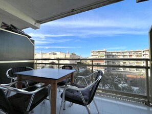 Outdoor dining - Cozy apartment in central Salou near beach for 4 with terrace, AC, and entertainment options (Salou)