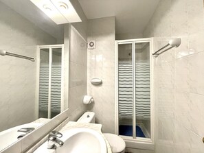 Towels - Cozy apartment in central Salou near beach for 4 with terrace, AC, and entertainment options (Salou)