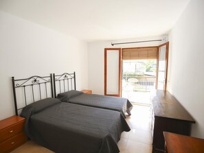 2 bedrooms, bed sheets - Cozy Apartment 100m from Levante Beach, Salou (Salou)