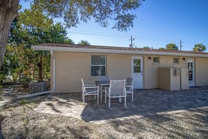 Outdoor dining - Island Breeze 14 - 2 Beds, Beach Access and Pool by The Bay & Key Collection (Englewood)
