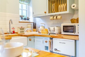 Microwave, oven, cookware/dishes/utensils - 1 Bed in Drumnadrochit (oc-t32404) (Drumnadrochit)