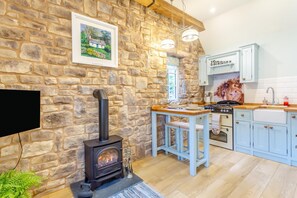 Microwave, oven, cookware/dishes/utensils - 1 Bed in Drumnadrochit (oc-t32404) (Drumnadrochit)