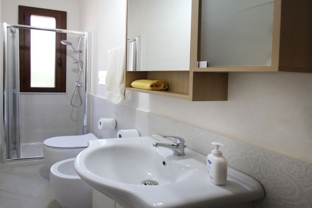 Douche, sèche-cheveux, bidet, serviettes fournies