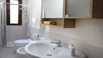 Douche, sèche-cheveux, bidet, serviettes fournies