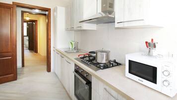 Frigorifero, microonde, forno, piano cottura