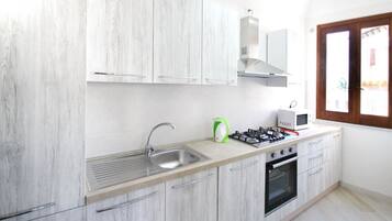 Réfrigérateur, four à micro-ondes, un four, surface de cuisson