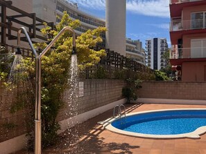 Pool - Family 2-bedroom apartment in Blanes, near beach, with pool and free WiFi (Blanes)