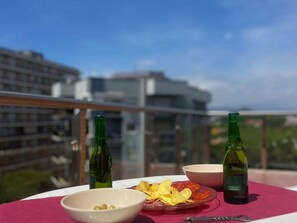 Outdoor dining - Family 2-bedroom apartment in Blanes, near beach, with pool and free WiFi (Blanes)