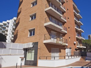 Exterior - Family 2-bedroom apartment in Blanes, near beach, with pool and free WiFi (Blanes)