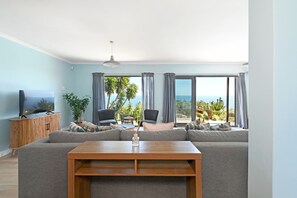 TV, offices - Spacious Family Camps Bay Escape |  Spectacular Views | Pool, Garden (Cape Town)