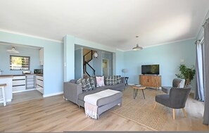 TV, offices - Spacious Family Camps Bay Escape |  Spectacular Views | Pool, Garden (Cape Town)