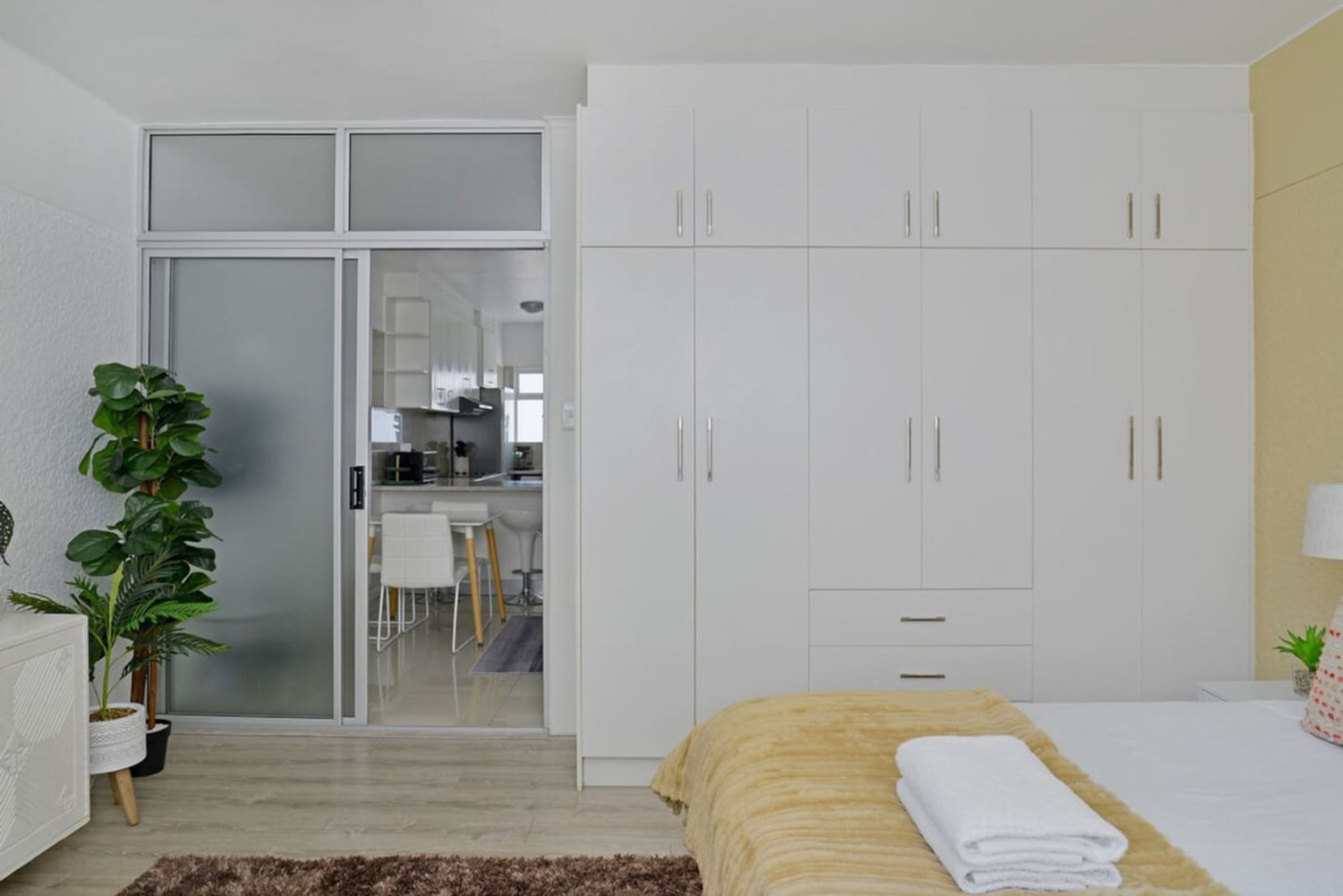 Escritorio, tabla de planchar con plancha, wifi gratis y ropa de cama 