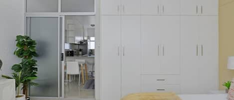Escritorio, tabla de planchar con plancha, wifi gratis y ropa de cama