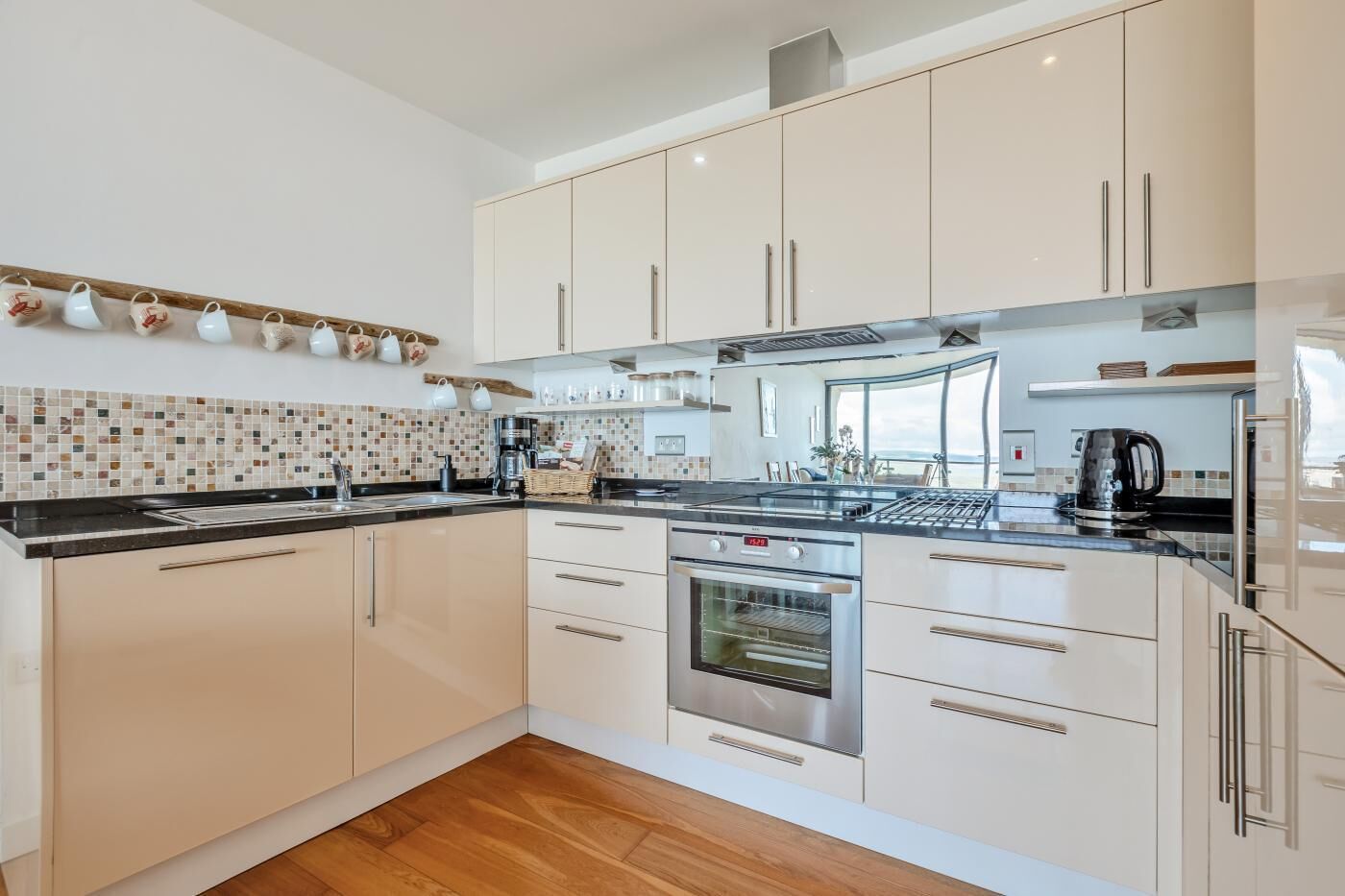 Mikrowelle, Ofen, Geschirrspüler, Hochstuhl