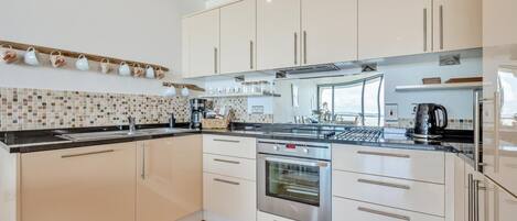 Mikrowelle, Ofen, Geschirrspüler, Hochstuhl