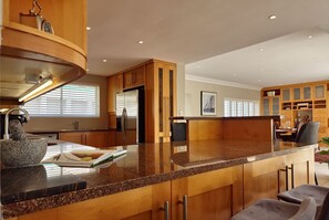 Refrigerador, microondas, horno y lavavajillas 