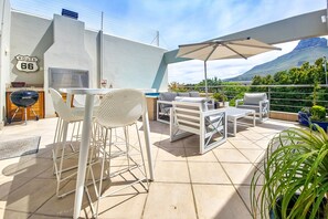 Outdoor dining - Elegant Camps Bay Villa w/ Pool | 150m to Beach (Cape Town)