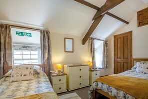 Travel cot, free WiFi, bed sheets