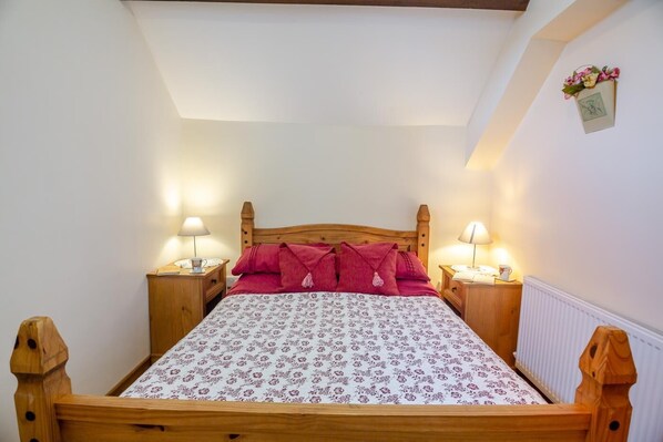 Travel crib, free WiFi, bed sheets