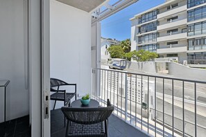 Property grounds - Modern 2-Bed Bantry Bay | 100m to Beach & Ocean Bliss (Cape Town)
