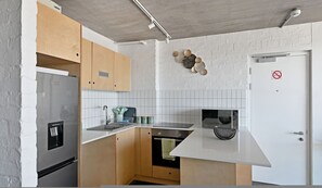 Kylskåp, mikrovågsugn, ugn och spishäll