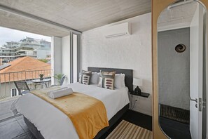 Desk, iron/ironing board, free WiFi, bed sheets - Modern Living | Mountain&Ocean View |100m to Beach (Cape Town)