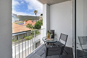 Outdoor dining - Modern Living | Mountain&Ocean View |100m to Beach (Cape Town)