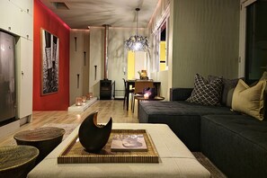 Una televisión, una chimenea, una oficina