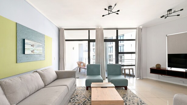 TV, offices - 5th Floor - City Center 3Bed|Central and Spacious (Cape Town)