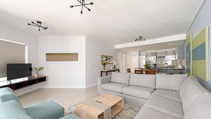 TV, offices - 5th Floor - City Center 3Bed|Central and Spacious (Cape Town)
